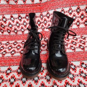 《Dripdrop black rain boots》